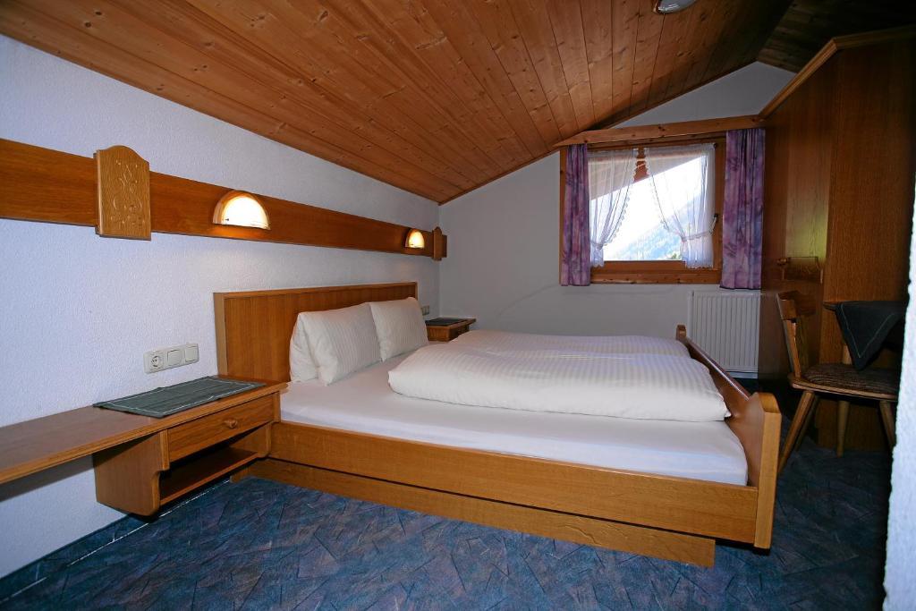 Apart Kirschner Sankt Leonhard im Pitztal Bilik gambar